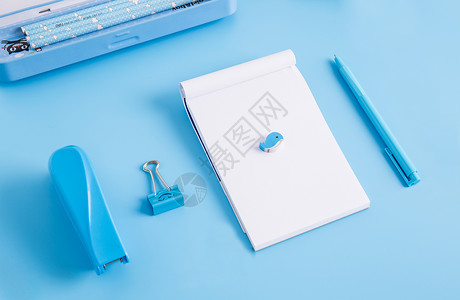 蓝色立式日历文具桌面平铺背景