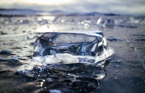晶莹剔透明亮的冰块图片
