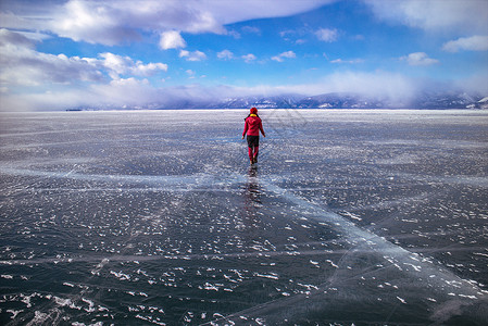 旅行贝加尔湖冰上行走的人背景