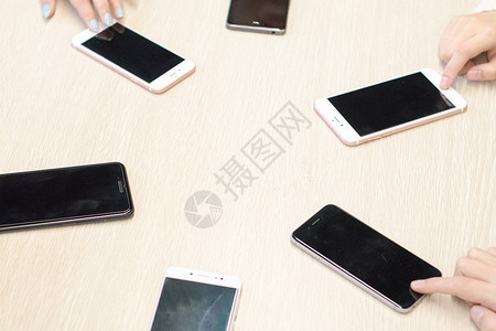 未来科技场景桌上围成一圈的手机背景
