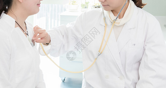 白色实验室医生用听诊器为病人检查背景