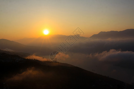 多伦多塔雾晨曦背景