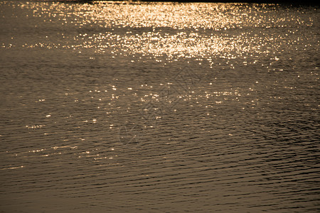 自然闪亮的闪亮波光粼粼的湖面背景