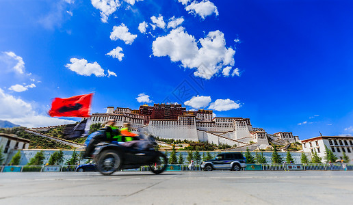 举着红旗的士兵骑着摩托成功到达西藏背景
