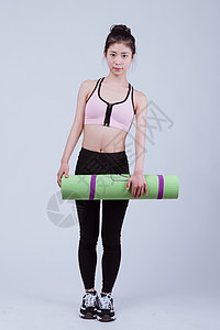 小清新运动美女拿瑜伽垫图片