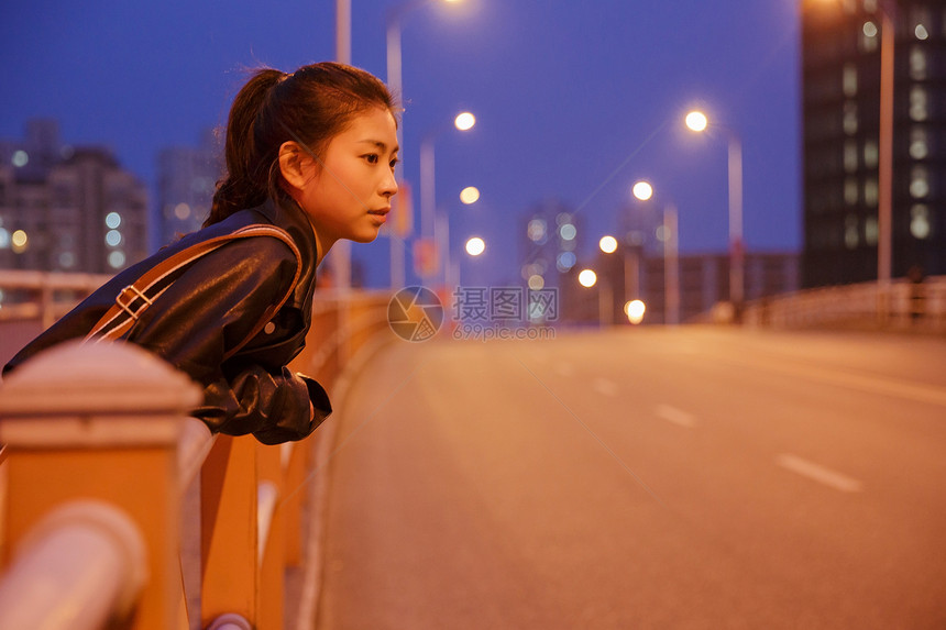 清新文艺女孩夜晚人行桥张望图片