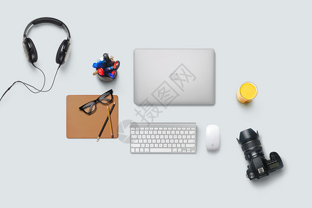 小相机现代化办公桌面设计图片