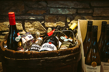 葡萄酒工艺酒窖里的酒瓶背景