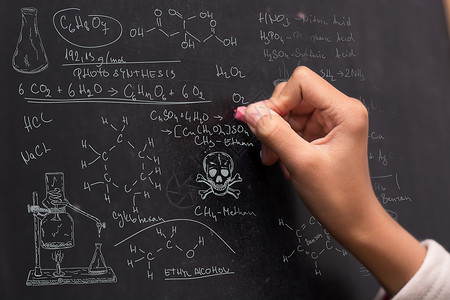 大学实验室黑板上写字的人设计图片