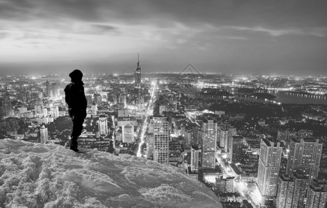 背影 雪男士背影眺望城市背景黑白设计图片