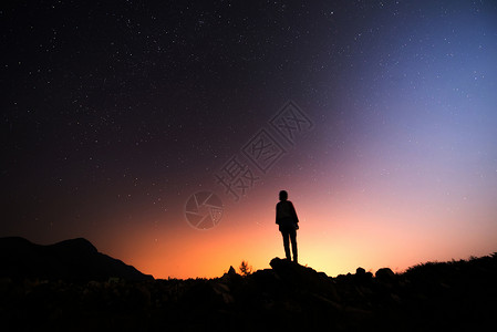 曙光照射一个人的星空背景