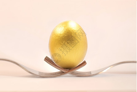 商业孵化金融刀叉上的金蛋设计图片