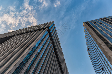 企业办公楼蓝天白云下的商务办公写字楼背景
