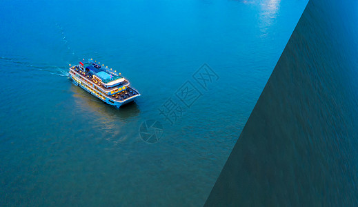 在海上海上航行的船在盗梦空间中设计图片