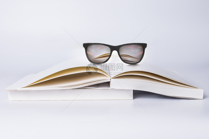 书本上的眼镜图片