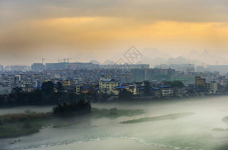 雾中的桂林城镇发展高清图片