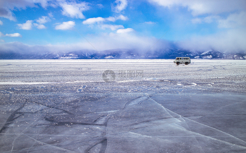 冰面上行驶的老式轿车 在资本寒冬中前进图片