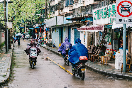 摩托车雨衣弄堂小巷环境拍摄背景