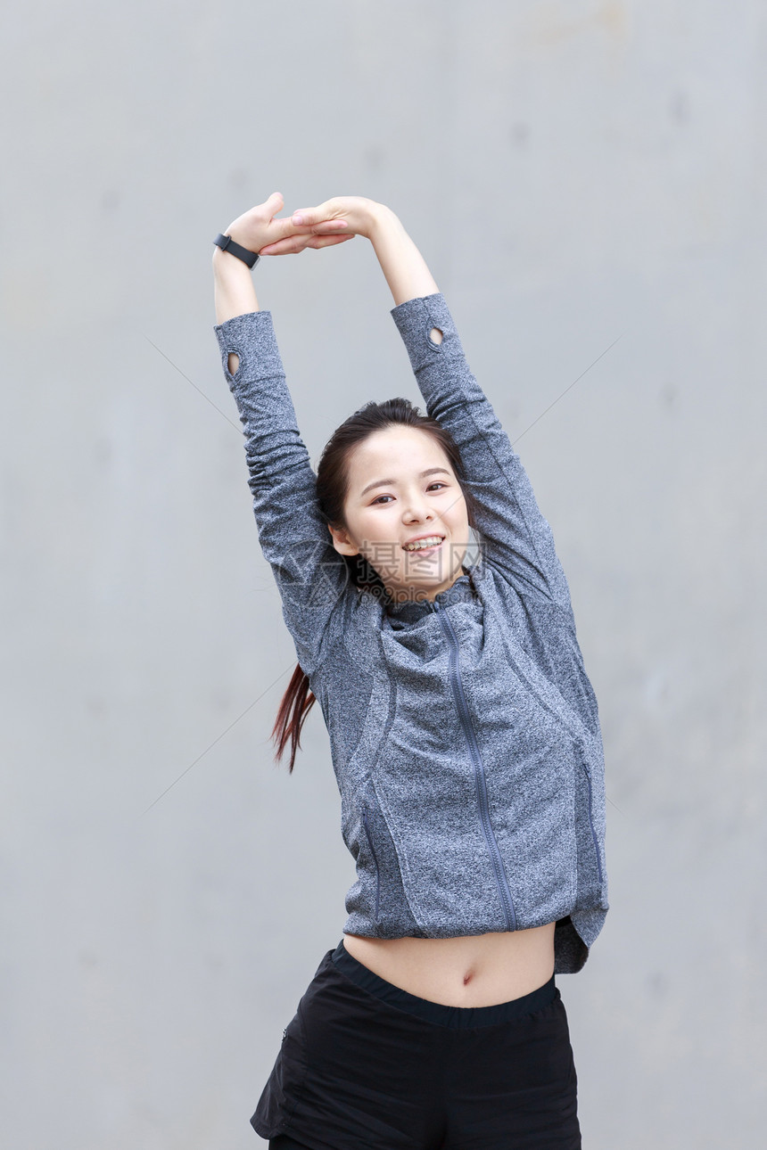 美女户外运动图片