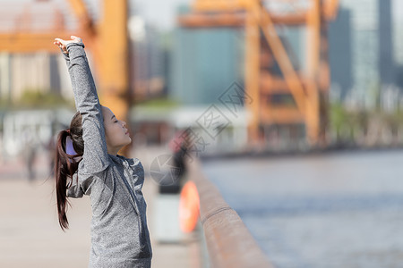 灰色水元素美女户外运动背景