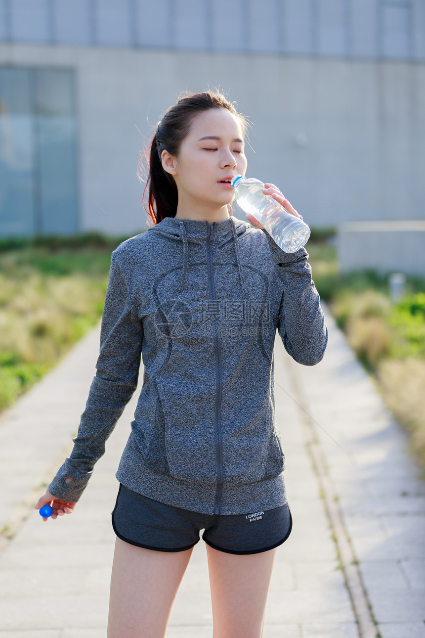 美女户外运动图片