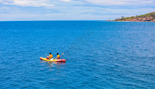 划船的人皮筏漂流高清图片