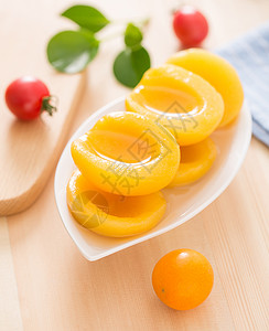 罐头水果一盘黄桃罐头背景