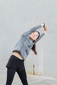 女性户外运动热身伸展图片