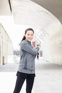 女性户外运动热身伸展图片