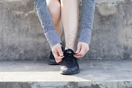 女性户外运动系鞋带高清图片