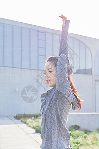 年轻女性户外运动准备动作图片