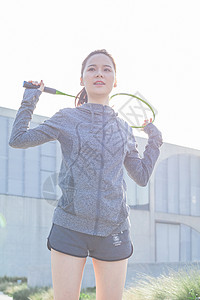 女性户外运动羽毛球图片