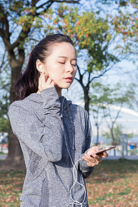 户外听音乐休闲放松的美女图片