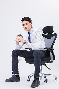 女版信白素材办公椅上自信的商务男士形象背景