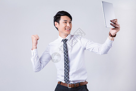 商务男士拿着电脑庆祝成功图片