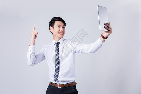 科技梦想宣传展板商务男士拿着电脑庆祝成功背景