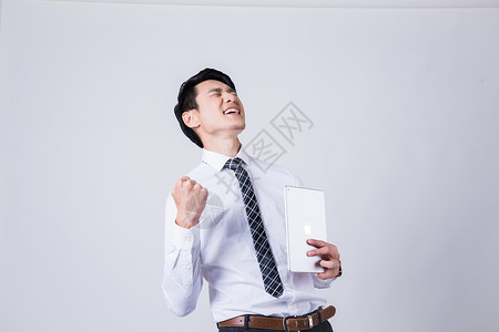手机配图励志生活商务男士拿着电脑庆祝成功背景