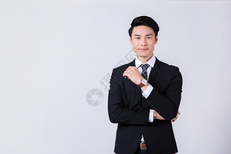 亚洲面孔时尚商务男士微笑介绍手势背景