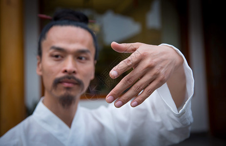 打伞古风男人一位白衣道士在院子里练习武术的手部面部特写背景