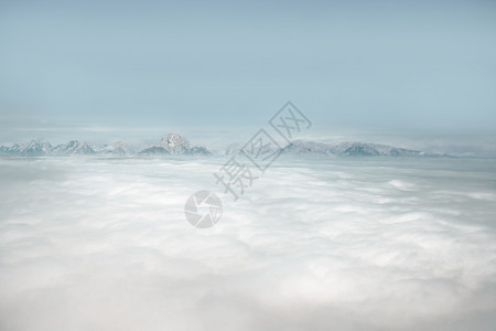 空旷辽阔蓝天天空中山与云海空旷设计图片