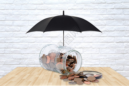 木板平台商业存钱罐的保护伞概念图设计图片