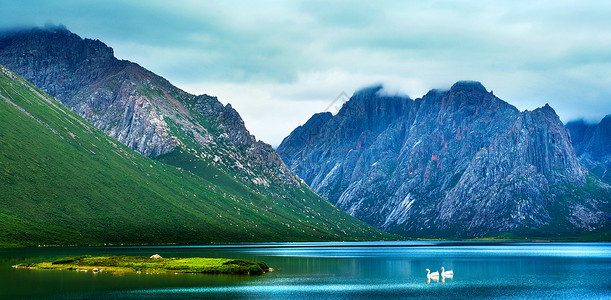 美丽玉珠帘圣湖神山背景