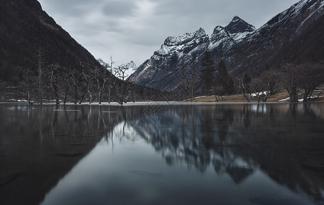 唯美雪山倒影四姑娘山背景