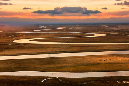 巴音布鲁克蛇河平原高清图片
