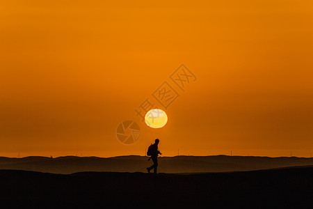 多人剪影素材巴丹吉林沙漠背景