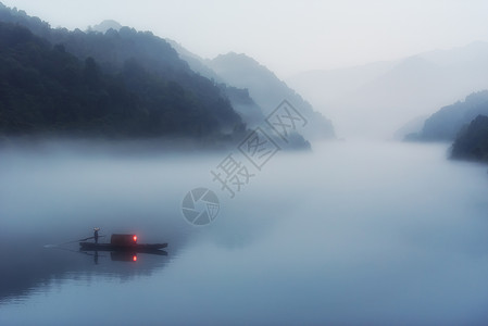 湖上渔人雾中的渔船背景