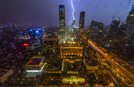 人造空间雷电大雨中的城市背景
