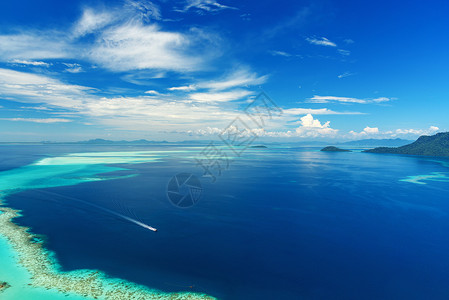 马来西蓝天白云海平面背景