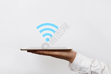 人用手机平板连接wifi进行社交办公高清图片