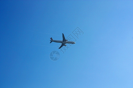 蓝色天空翱翔的飞机背景图片